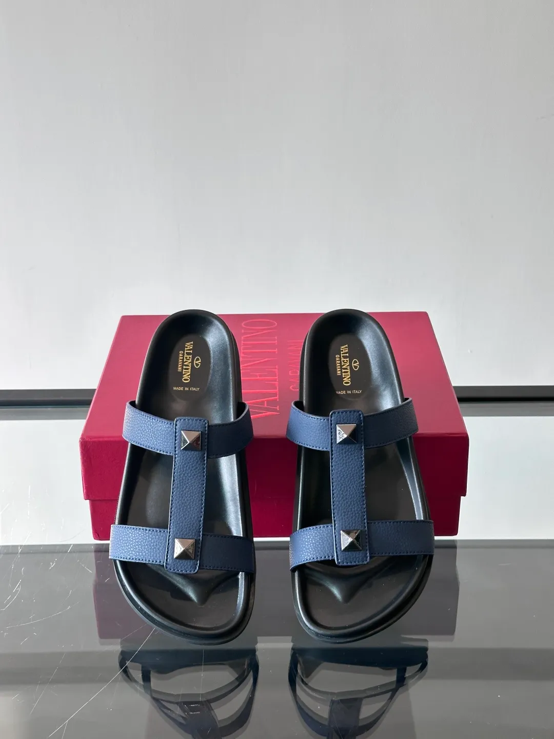 Men's shoes 💰p320 "VALENTINO" Valentino Men's 🧍‍♂️ Spring and summer new style metal rivet flat slippers, elegant sandals, the same style worn by celebrities, original molding, imported calfskin. Rubber outsole. Soft and durable, full set of counter packaging size: 39-44 (customized at 38.45.46)
